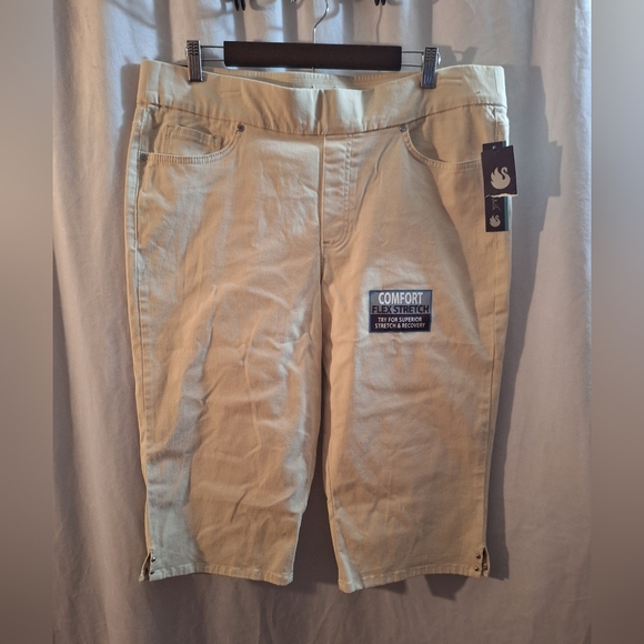 Gloria Vanderbilt Cream Skimmers All Around Slimming. - Picture 1 of 5